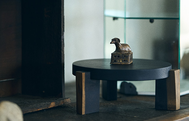 花やオブジェを飾るのにぴったりな「木端（こば）の花台」