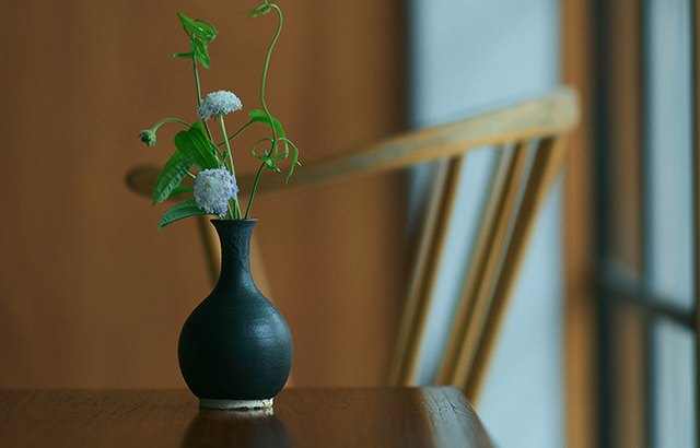 季節の花を活けて楽しむ小ぶりな花入れ