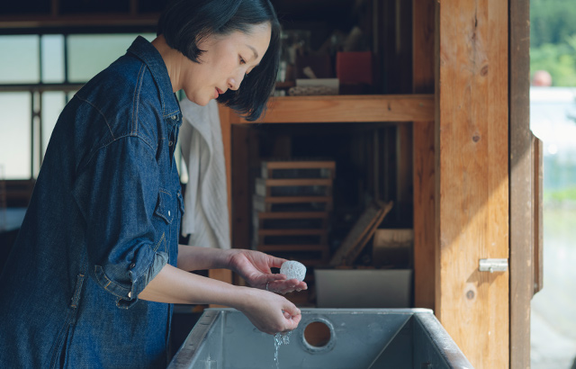 和紙の可能性を広げる、和紙工房「りくう」