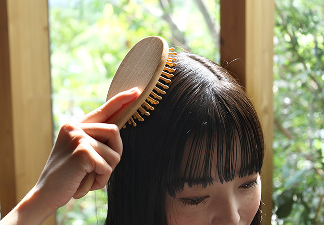 竹に含まれる天然油分で、しなやかで自然なツヤのある髪に。