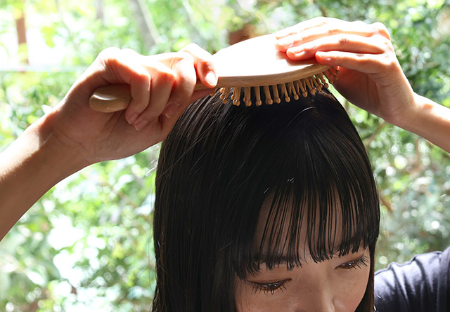 竹に含まれる天然油分で、しなやかで自然なツヤのある髪に。