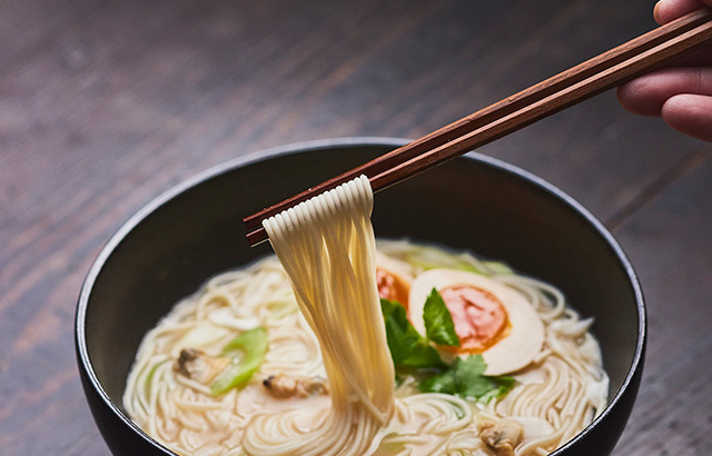 麺の持ち上げやすさと手当たりのよさを両立