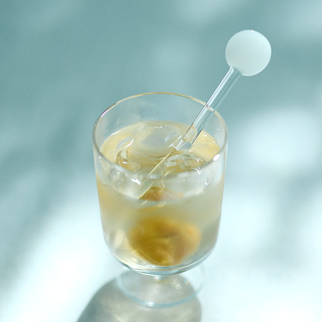 混ぜて完成する冷たいドリンクのおともに