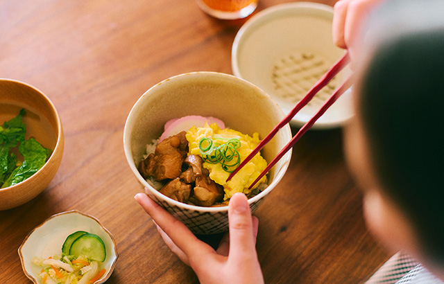 盛るだけで料理が宝物になる蓋付きどんぶり