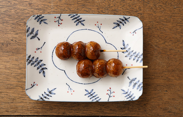 食卓の雰囲気を華やかにする四角い大皿