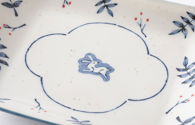 食卓の雰囲気を華やかにする四角い大皿