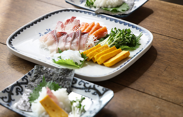 食卓の雰囲気を華やかにする四角い大皿