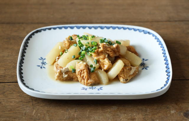 食卓の雰囲気を華やかにする四角い大皿