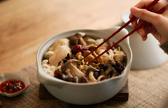 煮込み料理や麺料理、ふっくら炊き込みご飯まで。土鍋で手軽にごちそうを