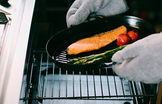 手軽に美味しい焼き料理を実現する鉄のグリル皿