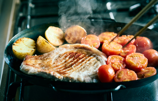 鉄ならではの高温調理と、グリルならではの上火が魅力