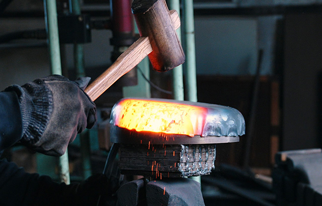 創業150年の鍛冶屋が叩き、鍛える「鉄鍋」