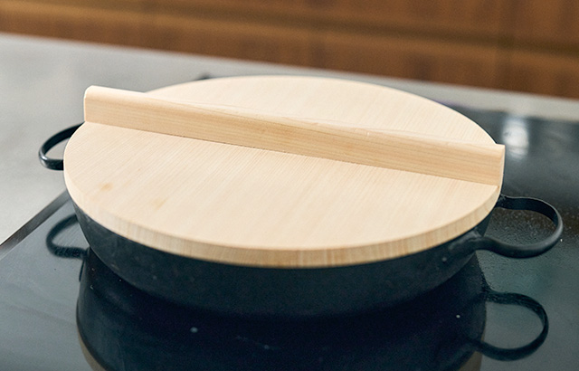 焼き料理をそのまま楽しむ！薄くて軽い鉄鍋