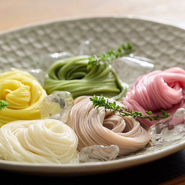 愛媛の老舗が紡ぐ、五色のそうめん
