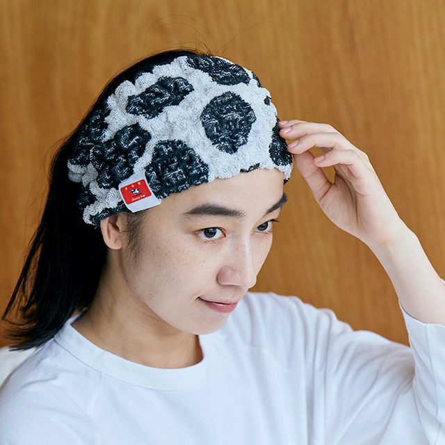 「赤箱」をモチーフにした牛柄ヘアバンド