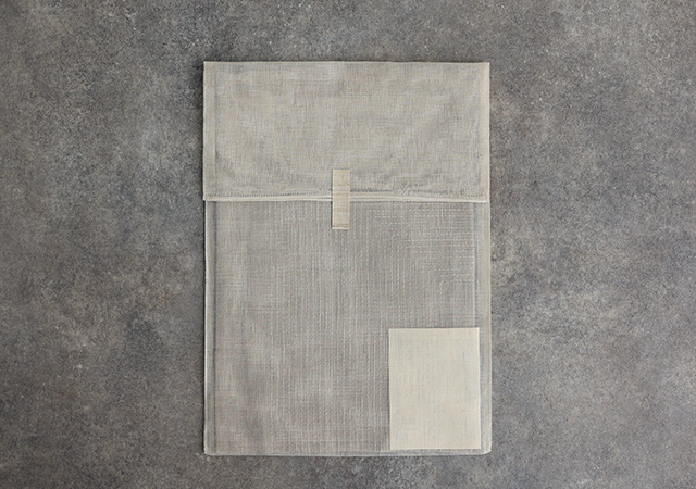奈良の工芸「かや織」の布に包んでお届けします