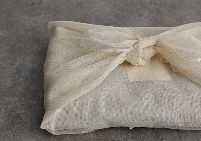奈良の工芸「かや織」の布に包んでお届けします