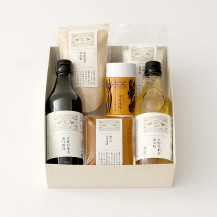 浪速釜焚和砂糖・淡路五色浜釜焚塩・吉野杉桶造純米酢・吉野杉桶造濃口醤油・瀬戸内芳麦味噌・国産素材の薬味味噌/麦塩麹