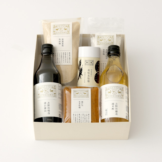 浪速釜焚和砂糖・淡路五色浜釜焚塩・吉野杉桶造純米酢・吉野杉桶造濃口醤油・瀬戸内芳麦味噌・国産素材の薬味味噌/麦塩麹