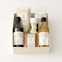 浪速釜焚和砂糖・淡路五色浜釜焚塩・吉野杉桶造純米酢・吉野杉桶造濃口醤油・瀬戸内芳麦味噌・国産素材の薬味味噌/麦塩麹