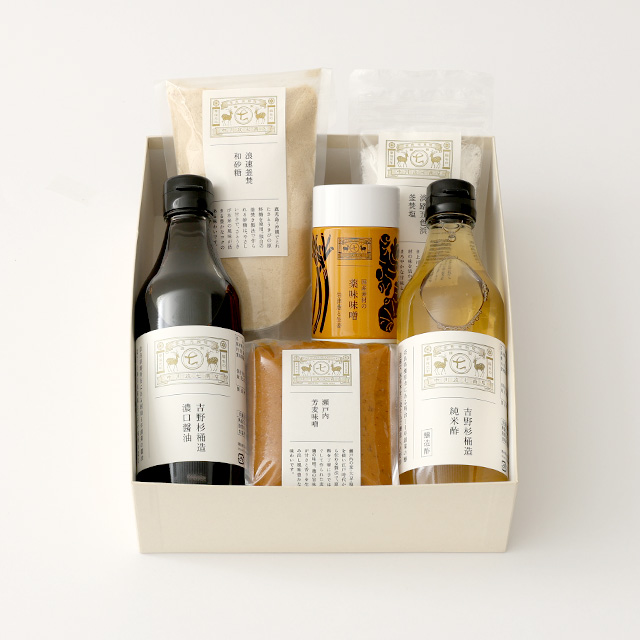 浪速釜焚和砂糖・淡路五色浜釜焚塩・吉野杉桶造純米酢・吉野杉桶造濃口醤油・瀬戸内芳麦味噌・国産素材の薬味味噌/麦塩麹