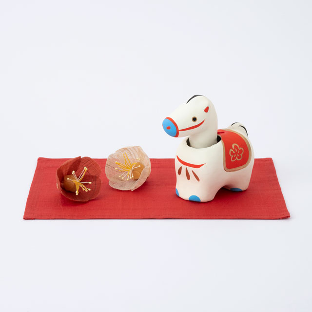 【WEB限定】お正月飾りセットA　張子飾り　首ふり午　小・敷布と梅飾り