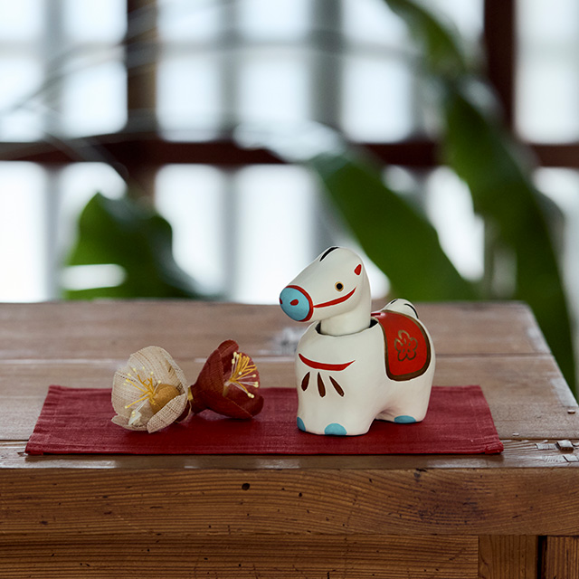 【WEB限定】お正月飾りセットA　張子飾り　首ふり午　小・敷布と梅飾り